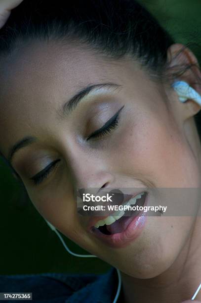 Expresivo Niña Escucha Auriculares Foto de stock y más banco de imágenes de 20-24 años - 20-24 años, 2000-2009, Adulto