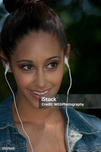 발랄 여자아이 청취 헤드폰 20-24세에 대한 스톡 사진 및 기타 이미지 - 20-24세, 2000-2009 년, 21세기