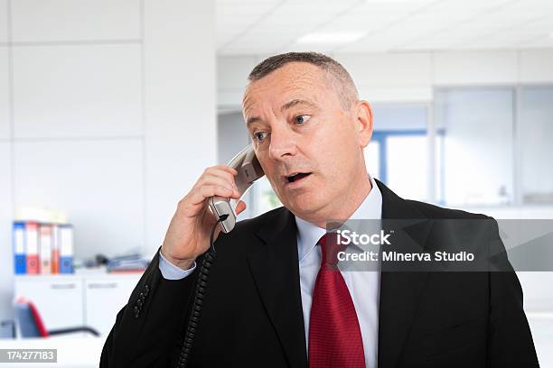 Uomo Daffari Parla Sul Telefono - Fotografie stock e altre immagini di Avvocato - Avvocato, Terza età, Usare il telefono