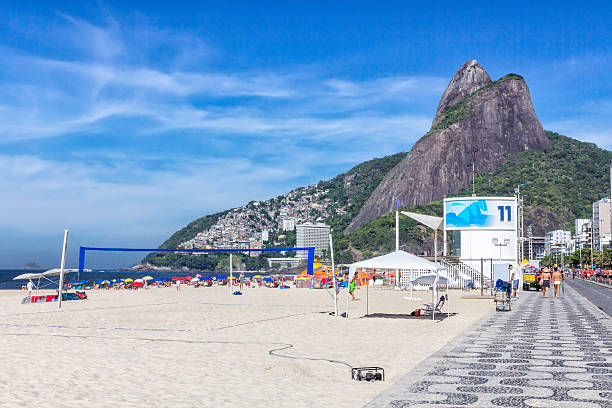 week-end sur la plage d'ipanema à rio de janeiro - plage de leblon photos et images de collection