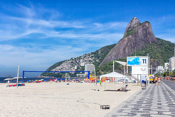 выходные на пляж ипанема в рио-де-жанейро - rio de janeiro copacabana beach ipanema beach brazil стоковые фото и изображения