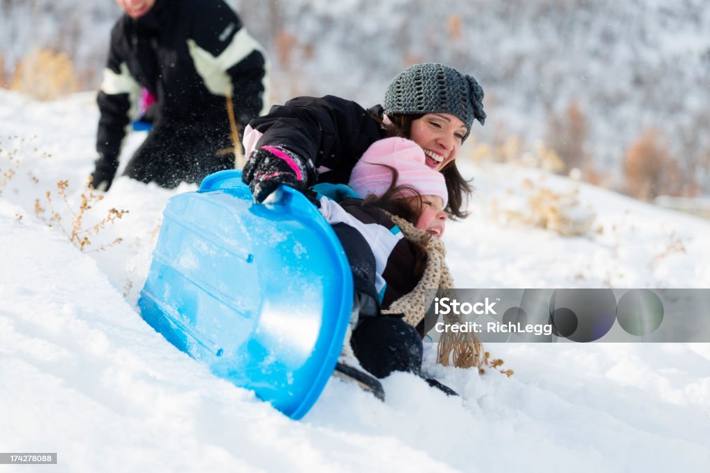 Famiglia slitta - Foto stock royalty-free di Adulto