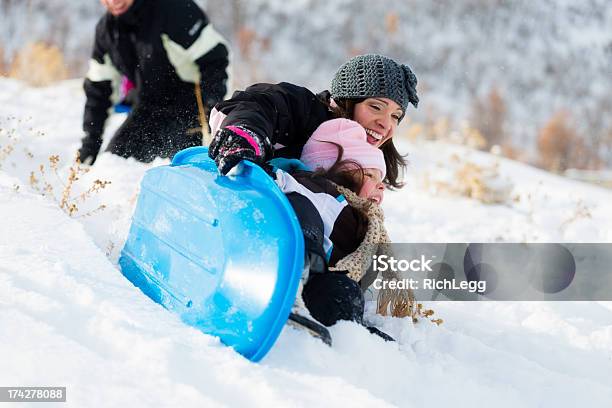 Foto de Família De Trenó e mais fotos de stock de Adulto - Adulto, Andar de Tobogã, Andar de tobogã