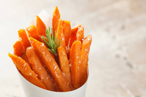 batatas fritas - sweet potato french fries yam baked fotografías e imágenes de stock