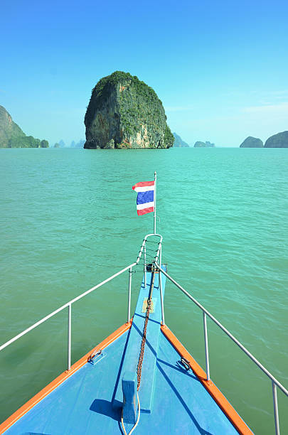cruzeiro de barco tailandês no mar de andaman tailândia - thailand beach nautical vessel phuket province imagens e fotografias de stock