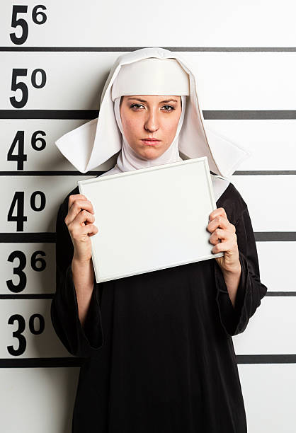 mugshot une religieuse - nun sign holding women photos et images de collection