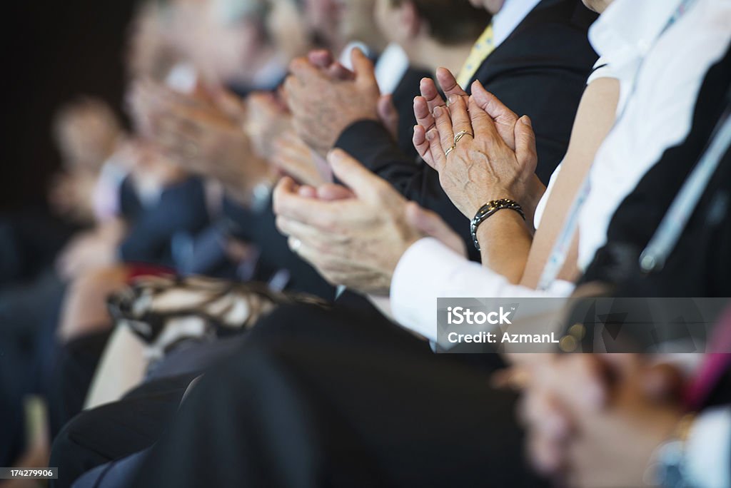 Applaudire gli uomini d'affari in una riga - Foto stock royalty-free di Riunione