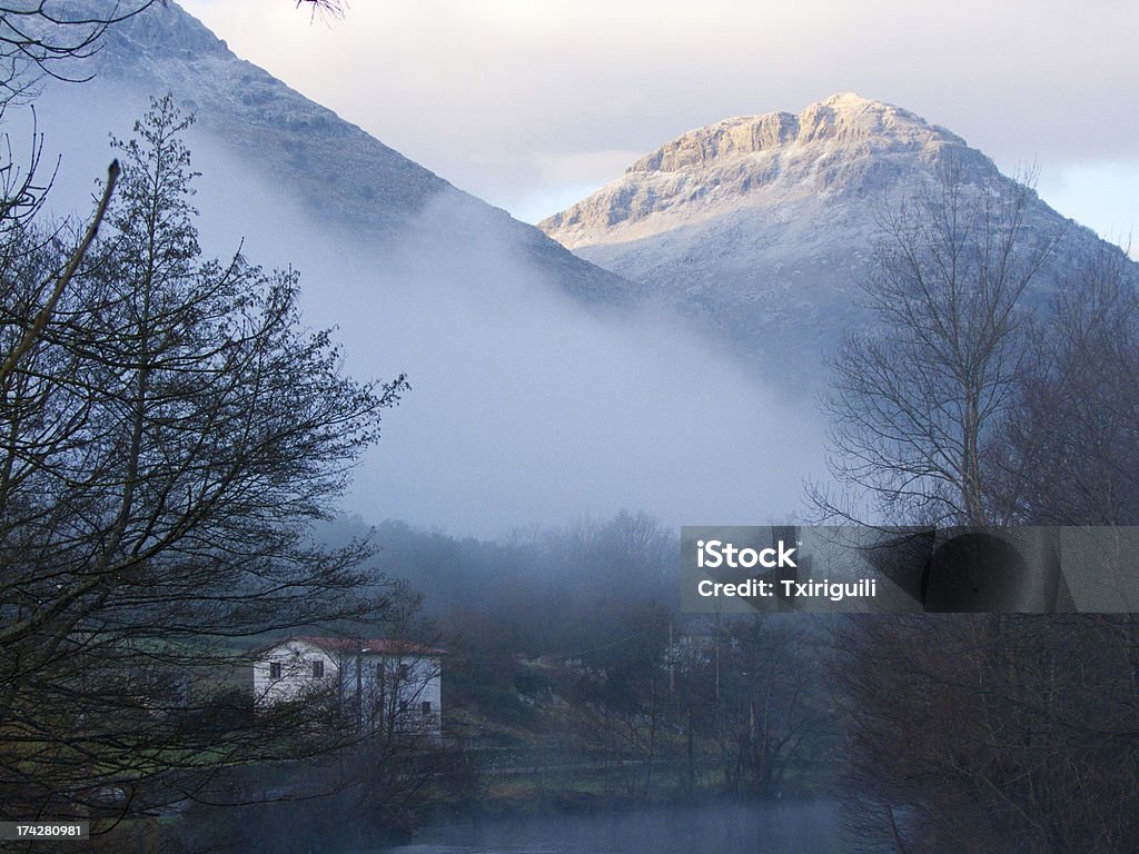 Rivière d'Ason traversant Ramales de la victoria. Province de Cantabrie. L'Espagne. - Photo de Destination de voyage libre de droits