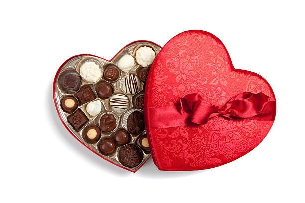 rouge cœur des chocolats sur blanc - valentines day candy chocolate candy heart shape photos et images de collection