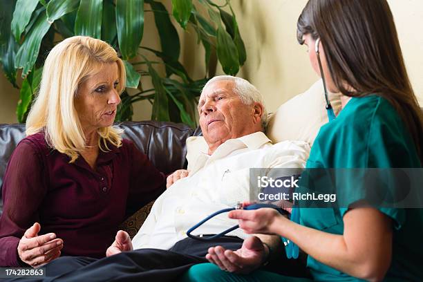 Casa De La Atención Médica Foto de stock y más banco de imágenes de 30-39 años - 30-39 años, 50-59 años, 60-69 años