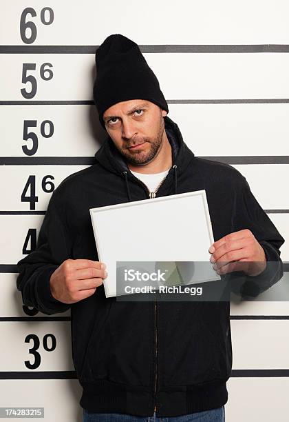 Mugshot Ein Mann Stockfoto und mehr Bilder von Verbrecherfoto - Verbrecherfoto, Wollmütze, Angst