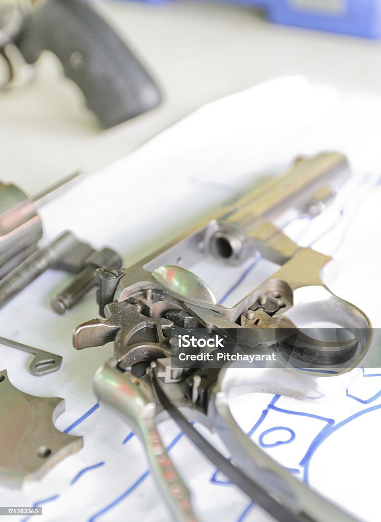 Pistola disassemblato - Foto stock royalty-free di Disassemblare