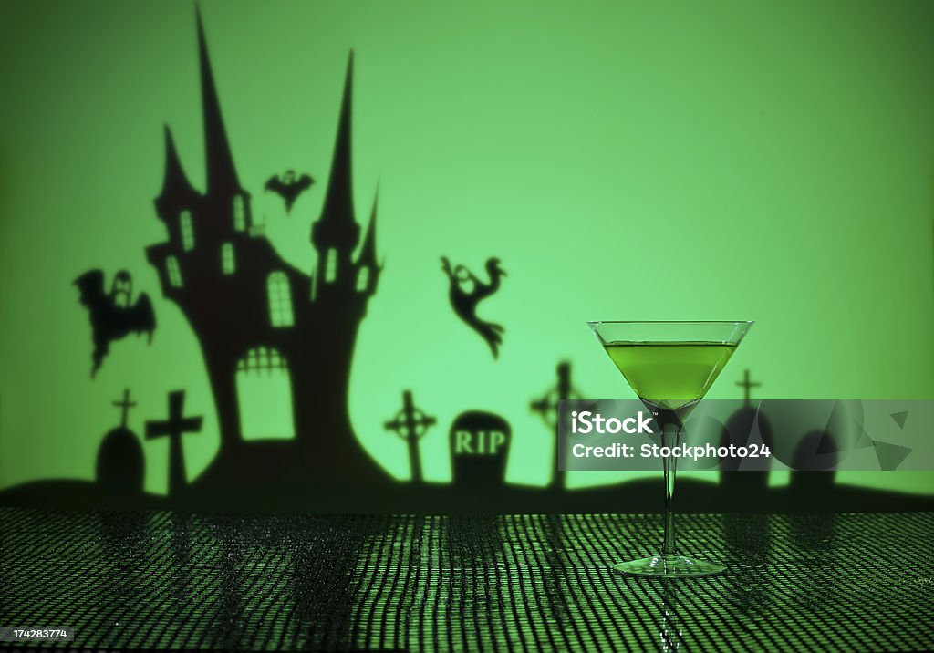 Green Martini in Halloween-Ambiente - Lizenzfrei Cocktail Stock-Foto