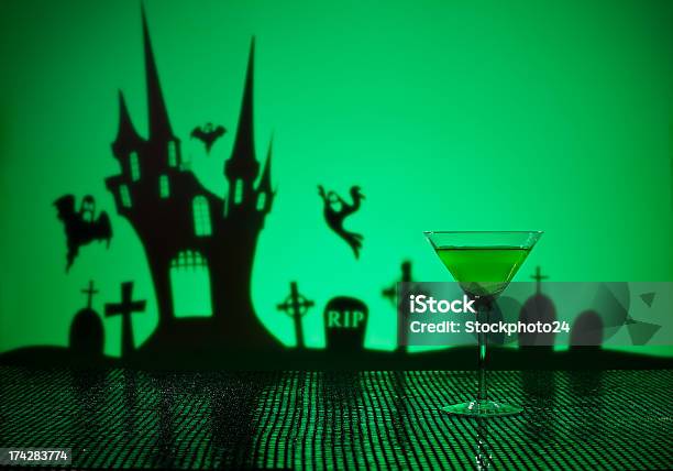 Photo libre de droit de Vert Martini Au Décor Dhalloween banque d'images et plus d'images libres de droit de Cocktail - Alcool - Cocktail - Alcool, Sorcière, Alcool