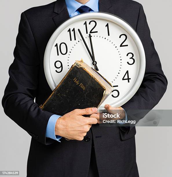 Foto de Homem Segurando O Relógio E Bíblia e mais fotos de stock de Relógio - Relógio, 12 Horas, Adulto