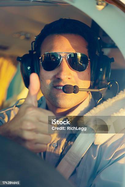 雄パイロット - ビジネス自家用機のストックフォトや画像を多数ご用意 - ビジネス自家用機, コックピット, ハンズフリーキット