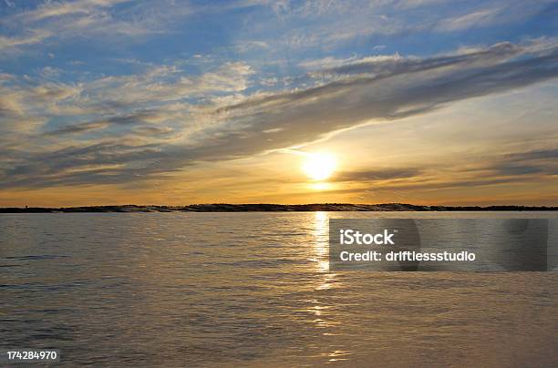 Czyste Jezioro O Zachodzie Słońca - zdjęcia stockowe i więcej obrazów Stan Wisconsin - Stan Wisconsin, Horyzont, Woda