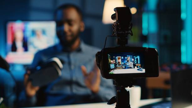 istock Influencer films VR product review 1742850391