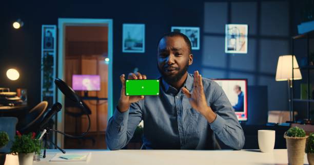 istock Influencer unboxing mockup smartphone 1742856487