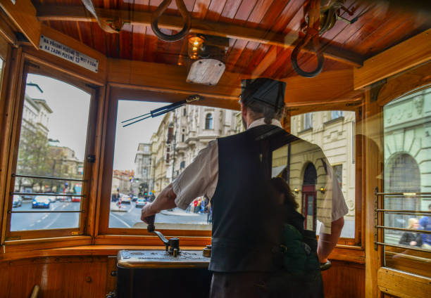 un conductor en la cabina de un tranvía de madera antiguo - cable car driver transportation occupation tramway fotografías e imágenes de stock