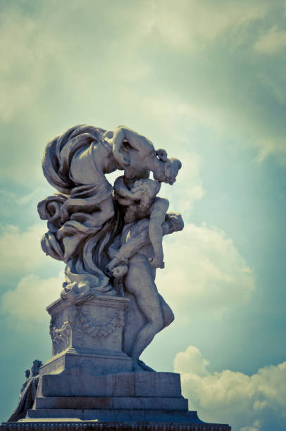 istock Kiss Sculptures at Monument to Vittorio Emanuele II 174287765