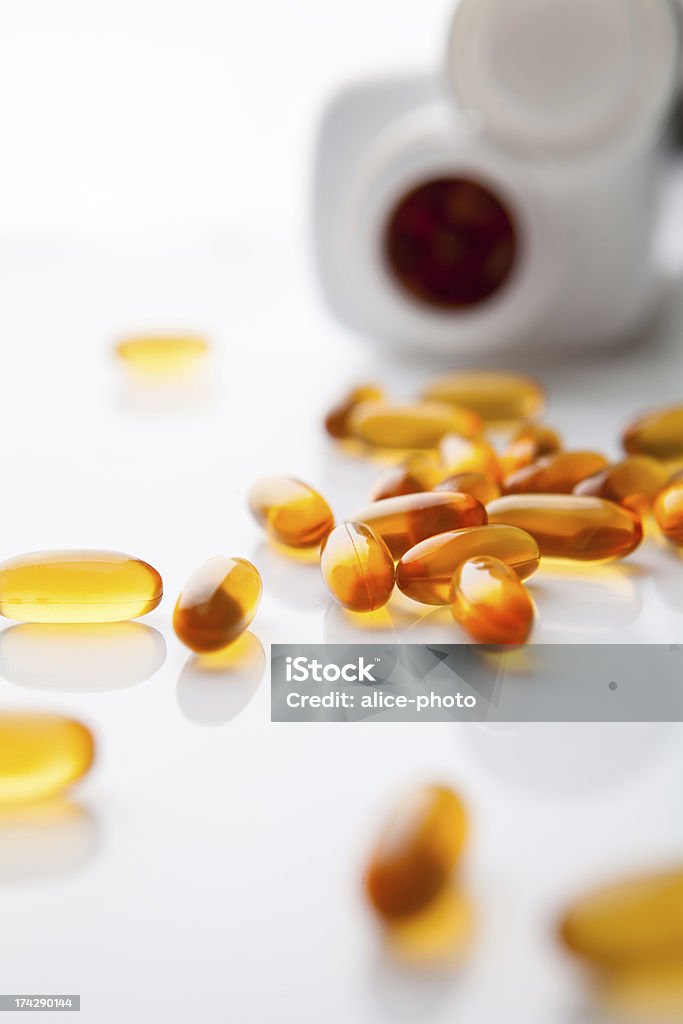 Витамин рыбий жир в капсулах на белом фоне - Стоковые фото Антиоксидант роялти-фри