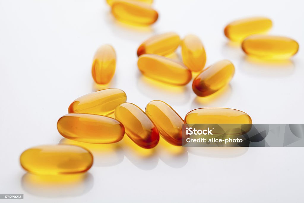 Vitamina Óleo de peixe cápsula em fundo branco - Royalty-free Amarelo Foto de stock