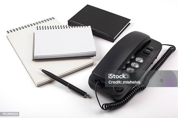 Telefono Nero E Notebook Su Sfondo Bianco - Fotografie stock e altre immagini di Affari - Affari, Agenda, Articolo di cancelleria