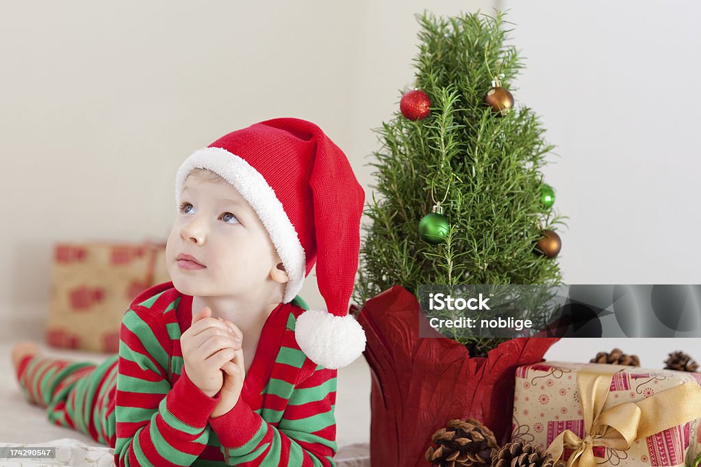 Bambino a Natale - Foto stock royalty-free di Albero