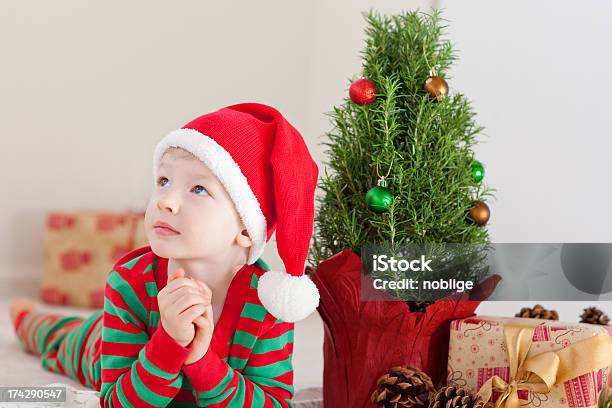 Bambino A Natale - Fotografie stock e altre immagini di Albero - Albero, Albero di natale, Allegro