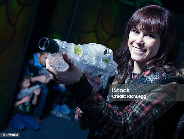 Foto de Laser Tag e mais fotos de stock de Brincadeira de Pegar - Brincadeira de Pegar, Laser, Brincalhão