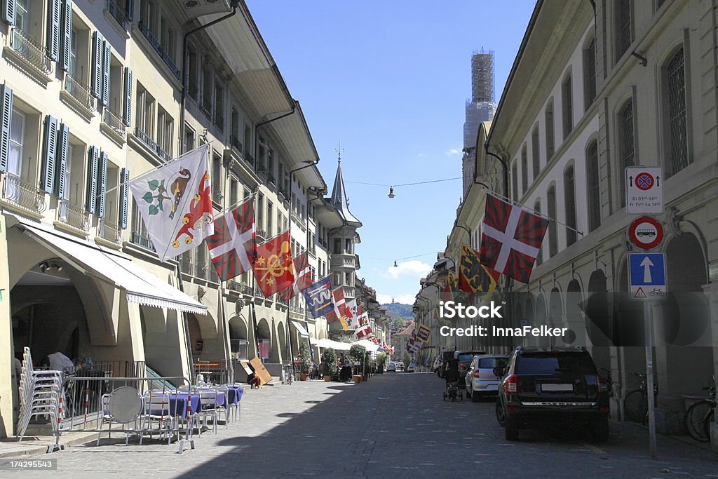 Vieille rue avec des drapeaux en berne, en Suisse - Photo de Arcade libre de droits