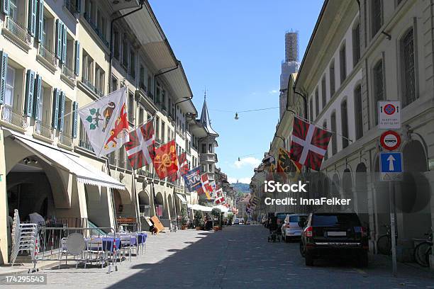 Photo libre de droit de Vieille Rue Avec Des Drapeaux En Berne En Suisse banque d'images et plus d'images libres de droit de Arcade - Arcade, Architecture, Berne