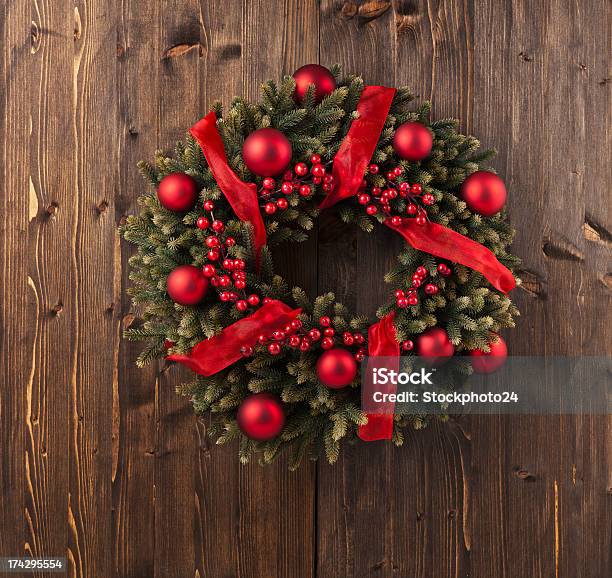 Foto de Introdução Coroa De Decoração De Natal e mais fotos de stock de Advento - Advento, Azevinho, Bola de Árvore de Natal