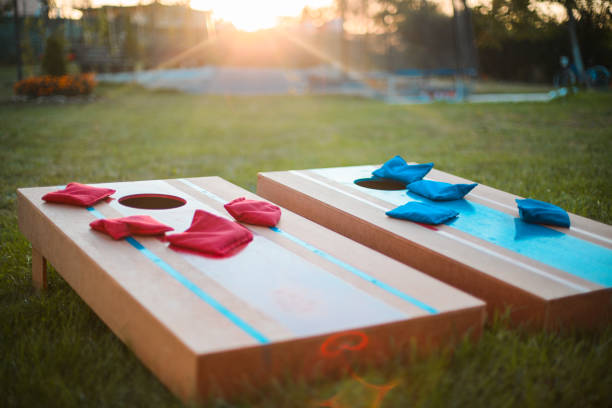 뒷마당에 만든 옥수수 구멍 보드 게임 - cornhole leisure games outdoors color image 뉴스 사진 이미지
