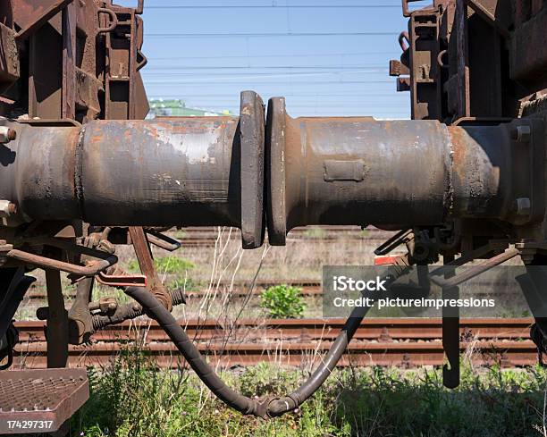 Dashpot Ein Güterzug Stockfoto und mehr Bilder von Eisenbahn - Eisenbahn, Stoßdämpfer, Alt