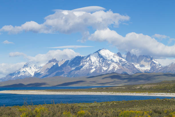 サルミエント湖の景色,トーレス・デル・パイネ,チリ - mt sarmiento ストックフォトと画像