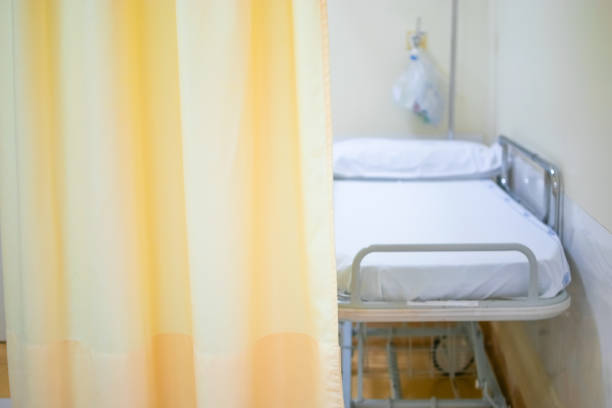 letto d'ospedale o barella con tenda giallo chiaro come spazio di copia - surgeon isolated paramedic operating room foto e immagini stock