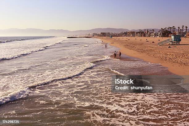 Santa Monica I Molo W Zachód Słońca - zdjęcia stockowe i więcej obrazów Bez ludzi - Bez ludzi, Fotografika, Horyzontalny