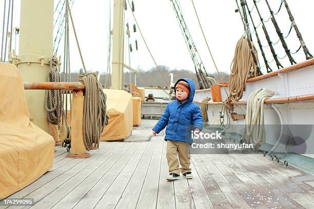 Foto de Bebê De Inverno e mais fotos de stock de Mystic - Connecticut - Mystic - Connecticut, 12-23 meses, 18 a 23 meses