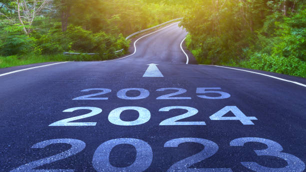 pusta droga asfaltowa z koncepcją nowego roku 2024. koncepcja kierunku na nowy rok i pomysł na zrównoważony rozwój na cel i sukces, koncepcja na wizję na lata 2023-2025. - eminence zdjęcia i obrazy z banku zdjęć