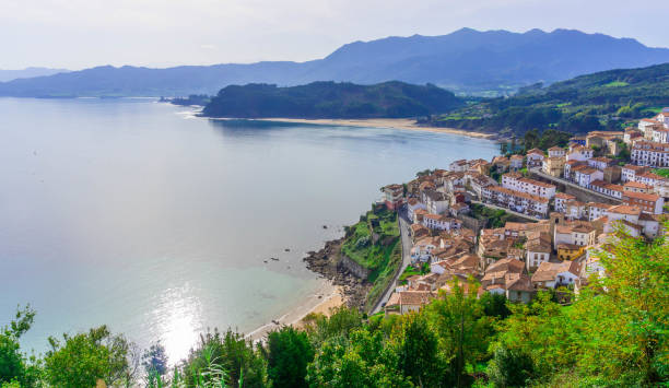 istock Stunning Coastal Cityscape at Sunrise 1743000422