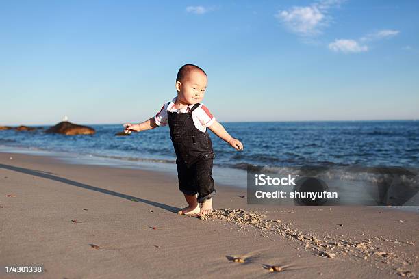 Babys С Видом На Океан — стоковые фотографии и другие картинки Младенец - Младенец, Первые шаги, Азиатского и индийского происхождения