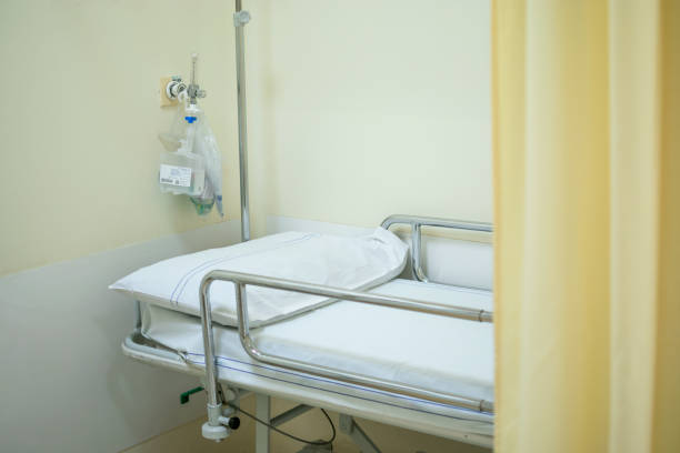 hospital bed or stretcher with light yellow curtain and purified oxygen behind - travel healthcare and medicine emergency services urgency imagens e fotografias de stock