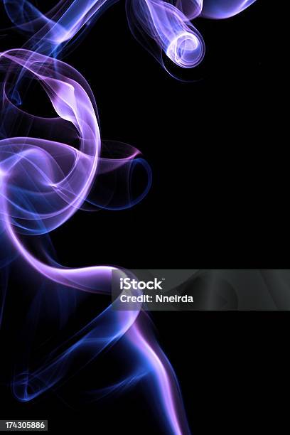 Humo Púrpura Foto de stock y más banco de imágenes de Abstracto - Abstracto, Color negro, Curva - Forma