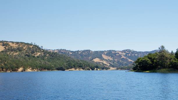 lago en napa, ca - lake hennessey fotografías e imágenes de stock