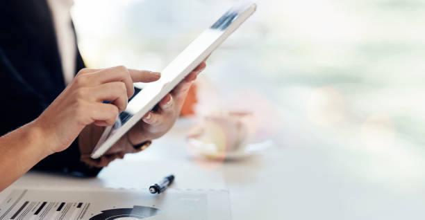 Person, hands and tablet in research at office for online communication or networking on mockup space. Closeup of employee with technology in schedule planning, innovation or analysis at workplace persona, manos y tableta en investigación en la oficina para la comunicación en línea o la creación de redes en el espacio de maquetas. primer plano del empleado con la tecnología en la planificación de horarios, la innovación o el análisis en el l