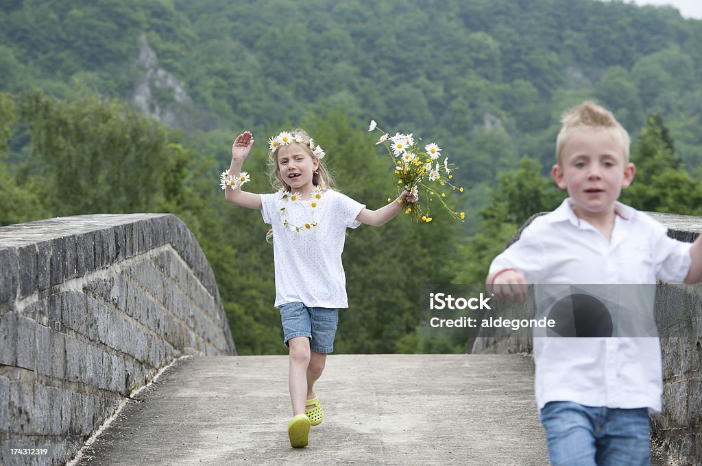 Bambina con daisies tra i capelli - Foto stock royalty-free di Albero