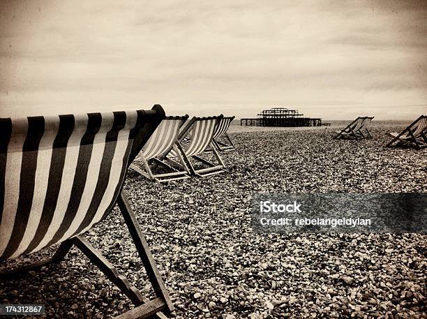 Sedie A Sdraio E West Pier Vista Sulla Spiaggia Di Brighton - Fotografie stock e altre immagini di Ambientazione esterna