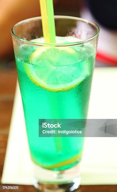 Cocktail Con Lime In Cabina Doccia In Vetro Primo Piano - Fotografie stock e altre immagini di Acqua tonica